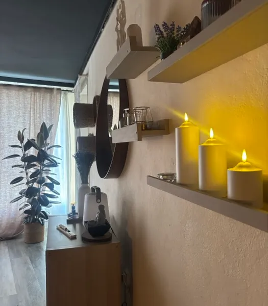 Detalle de velas, piedras y aceites aromáticos